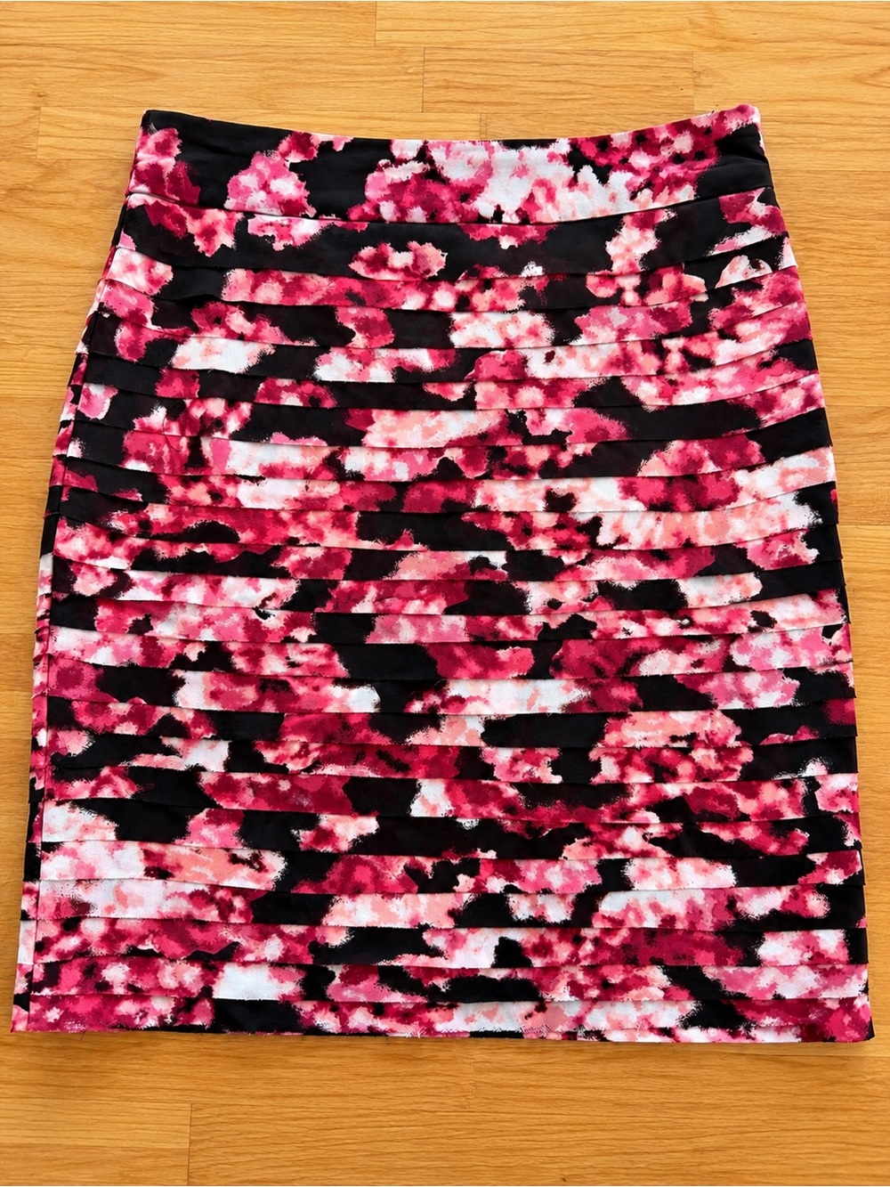 CLEARANCE BLACK FLORAL WHITE HOUSE BLACK MARKET SIZE 0 SHORT SKIRT EUC
